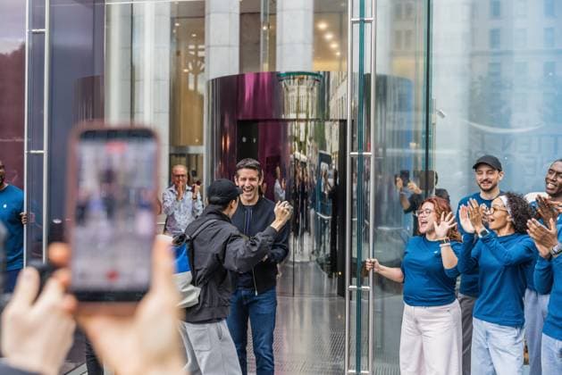 September 18, 2026, New York, Ny, USA: Apple executive John Ternus opens the Apple Store on Fifth Avenue in New York City, United States, on September 18, 2026. Apple begins selling the iPhone 18 lineup. New York USA  - ZUMAc233 20260918_zsp_c233_008 Copyright: xVanessaxCarvalhox