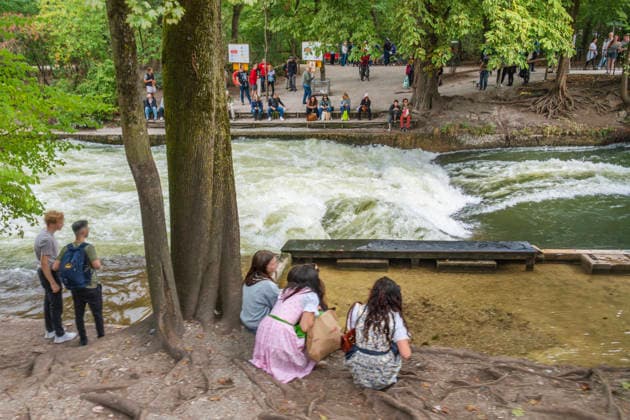 Störung an der Münchner Eisbachwelle, die berühmte Surfwelle ist seit gestern verschwunden, nach einem starken Anstieg des Wasserstands bildete sich nur noch gefährliches Weißwasser, München, 18. September 2026 Deutschland, München, 18. September 2026, Störung an der Münchner Eisbachwelle, die berühmte Surfwelle ist seit gestern verschwunden, nach einem starken Anstieg des Wasserstands bildete sich nur noch gefährliches Weißwasser, Touristen und einheimische Zuschauer am Ufer wundern sich: kein Surfer an der berühmten Eisbachwelle, und das ausgerechnet vor Beginn des Oktoberfests, der Pegel wird inzwischen wieder abgesenkt, wann sich erneut eine surfbare Welle bildet, ist nicht vorherzusagen, ob morgen oder erst in einer Woche