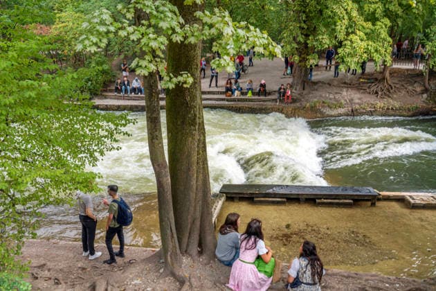 Störung an der Münchner Eisbachwelle, die berühmte Surfwelle ist seit gestern verschwunden, nach einem starken Anstieg des Wasserstands bildete sich nur noch gefährliches Weißwasser, München, 18. September 2026 Deutschland, München, 18. September 2026, Störung an der Münchner Eisbachwelle, die berühmte Surfwelle ist seit gestern verschwunden, nach einem starken Anstieg des Wasserstands bildete sich nur noch gefährliches Weißwasser, Touristen und Münchner Zuschauer am Ufer wundern sich: kein Surfer an der berühmten Eisbachwelle, und das ausgerechnet vor Beginn des Oktoberfests, der Pegel wird inzwischen wieder abgesenkt, wann sich erneut eine surfbare Welle bildet, ist nicht vorherzusagen, ob morgen oder erst in einer Woche i