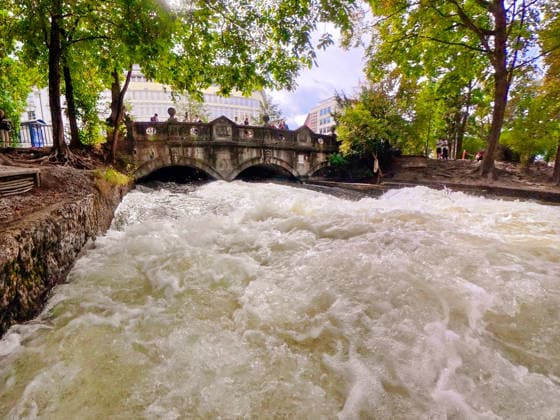 Störung an der Münchner Eisbachwelle, die berühmte Surfwelle ist seit gestern verschwunden, nach einem starken Anstieg des Wasserstands bildete sich nur noch gefährliches Weißwasser, München, 18. September 2026 Deutschland, München, 18. September 2026, Störung an der Münchner Eisbachwelle, die berühmte Surfwelle ist seit gestern verschwunden, nach einem starken Anstieg des Wasserstands bildete sich nur noch gefährliches Weißwasser, kein Surfer an der berühmten Eisbachwelle, und das ausgerechnet vor Beginn des Oktoberfests, der Pegel wird inzwischen wieder abgesenkt, wann sich erneut eine surfbare Welle bildet, ist nicht vorherzusagen, ob morgen oder erst in einer Woche ist unklar, Situation hier am Freitagmittag um ca. 14:00 U
