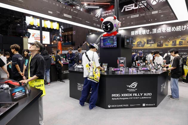 September 18, 2026, Chiba, Japan: Visitors enjoy testing ROG XBOX Ally X20 gaming consoles during the Tokyo Game Show (TGS) 2026 at Makuhari Messe in Chiba, near Tokyo. This year marks 30 years since the show began. A total of 1,138 companies and organizations from 53 countries participated in the largest exhibition in TGS history. The event runs through September 21. Chiba Japan  - ZUMAm191 20260918_aap_m191_038 Copyright: xRodrigoxReyesxMarinx