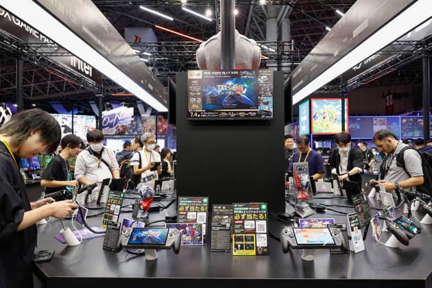 September 18, 2026, Chiba, Japan: Visitors enjoy testing ROG XBOX Ally X20 gaming consoles during the Tokyo Game Show (TGS) 2026 at Makuhari Messe in Chiba, near Tokyo. This year marks 30 years since the show began. A total of 1,138 companies and organizations from 53 countries participated in the largest exhibition in TGS history. The event runs through September 21. Chiba Japan  - ZUMAm191 20260918_aap_m191_056 Copyright: xRodrigoxReyesxMarinx