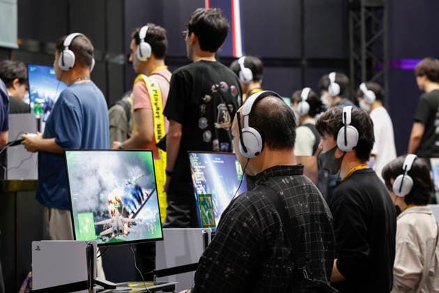 September 18, 2026, Chiba, Japan: Visitors enjoy testing the flight combat game ACE COMBAT 8: WINGS OF THEVE during the Tokyo Game Show (TGS) 2026 at Makuhari Messe in Chiba, near Tokyo. This year marks 30 years since the show began. A total of 1,138 companies and organizations from 53 countries participated in the largest exhibition in TGS history. The event runs through September 21. Chiba Japan  - ZUMAm191 20260918_aap_m191_069 Copyright: xRodrigoxReyesxMarinx
