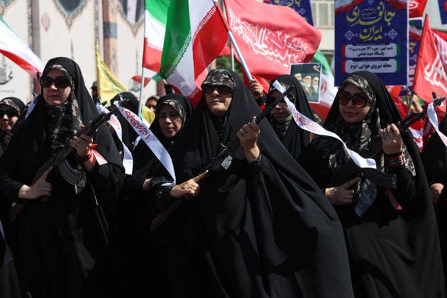 Iranians take to the streets of Tehran following US and Israeli attacks TEHRAN, IRAN - SEPTEMBER 18: (----EDITORIAL USE ONLY – MANDATORY CREDIT - IRANIAN PRESIDENCY HANDOUT - NO MARKETING NO ADVERTISING CAMPAIGNS - DISTRIBUTED AS A SERVICE TO CLIENTS----) Demonstrators fill the area between Imam Hossein Square and Revolution Square, carrying Hezbollah and Iranian flags and chanting slogans against the US and Israel in Tehran, Iran, on September 18, 2026. Iranians registered for the Self-Sacrifice campaign demonstrate under the leadership of the Basij Forces affiliated with the Islamic Revolutionary Guard Corps (IRGC) following US and Israeli attacks. Iranian Presidency Handout Anadolu Tehran Iran. Editorial use only. Please get in  Copyright: x2026xAnadoluxIranianxPresidencyx xHandoutx