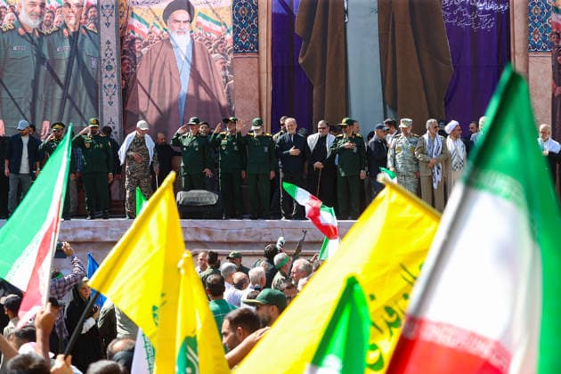 Iranians take to the streets of Tehran following US and Israeli attacks TEHRAN, IRAN - SEPTEMBER 18: (----EDITORIAL USE ONLY – MANDATORY CREDIT - IRANIAN PRESIDENCY HANDOUT - NO MARKETING NO ADVERTISING CAMPAIGNS - DISTRIBUTED AS A SERVICE TO CLIENTS----) Iranian President Masoud Pezeshkian attends as demonstrators fill the area between Imam Hossein Square and Revolution Square, carrying Hezbollah and Iranian flags and chanting slogans against the US and Israel in Tehran, Iran, on September 18, 2026. Iranians registered for the Self-Sacrifice campaign demonstrate under the leadership of the Basij Forces affiliated with the Islamic Revolutionary Guard Corps (IRGC) following US and Israeli attacks. Iranian Presidency Handout Anadolu  Copyright: x2026xAnadoluxIranianxPresidencyx xHandoutx
