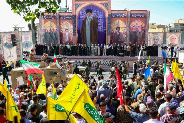 Iranians take to the streets of Tehran following US and Israeli attacks TEHRAN, IRAN - SEPTEMBER 18: (----EDITORIAL USE ONLY – MANDATORY CREDIT - IRANIAN PRESIDENCY HANDOUT - NO MARKETING NO ADVERTISING CAMPAIGNS - DISTRIBUTED AS A SERVICE TO CLIENTS----) Demonstrators fill the area between Imam Hossein Square and Revolution Square, carrying Hezbollah and Iranian flags and chanting slogans against the US and Israel in Tehran, Iran, on September 18, 2026. Iranians registered for the Self-Sacrifice campaign demonstrate under the leadership of the Basij Forces affiliated with the Islamic Revolutionary Guard Corps (IRGC) following US and Israeli attacks. Iranian Presidency Handout Anadolu Tehran Iran. Editorial use only. Please get in  Copyright: x2026xAnadoluxIranianxPresidencyx xHandoutx