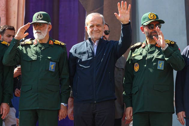 Iranians take to the streets of Tehran following US and Israeli attacks TEHRAN, IRAN - SEPTEMBER 18: (----EDITORIAL USE ONLY – MANDATORY CREDIT - IRANIAN PRESIDENCY HANDOUT - NO MARKETING NO ADVERTISING CAMPAIGNS - DISTRIBUTED AS A SERVICE TO CLIENTS----) Iranian President Masoud Pezeshkian (C) attends as demonstrators fill the area between Imam Hossein Square and Revolution Square, carrying Hezbollah and Iranian flags and chanting slogans against the US and Israel in Tehran, Iran, on September 18, 2026. Iranians registered for the Self-Sacrifice campaign demonstrate under the leadership of the Basij Forces affiliated with the Islamic Revolutionary Guard Corps (IRGC) following US and Israeli attacks. Iranian Presidency Handout Ana  Copyright: x2026xAnadoluxIranianxPresidencyx xHandoutx