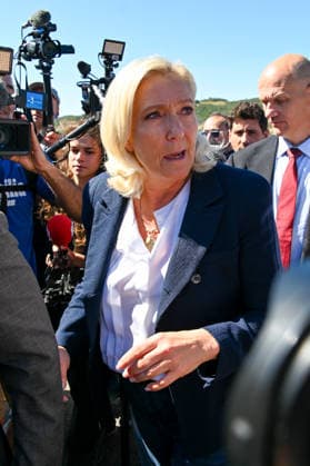 Marine Le Pen, the National Rally’s presidential candidate, accompanied by Julien Rancoule, National Rally member of Congress for the 3rd Limoux-Castelnaudary district, and Victor Chabert, director of the National Rally’s press office, visited the disaster-stricken village of Pomas in the Aude department, this Friday, September 18, 2026, following a tornado that struck in late August. Valérian Wagner Bestimage Marine Le Pen, the National Rally candidate for the presidency, accompanied by Julien Rancoule, RN MP for the 3rd constituency of Aude—Limoux Castelnaudary, and Victor Chabert, Director of the National Rally press office, visits the storm-ravaged village of Pomas in the Aude department this Friday, September 18, 2026, following a tor Copyright: xValà rianxWagner BestimagexValà rianxWagner Bestimagex