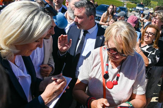 Marine Le Pen, the National Rally’s presidential candidate, accompanied by Julien Rancoule, National Rally member of Congress for the 3rd Limoux-Castelnaudary district, and Victor Chabert, director of the National Rally’s press office, visited the disaster-stricken village of Pomas in the Aude department, this Friday, September 18, 2026, following a tornado that struck in late August. Valérian Wagner Bestimage Marine Le Pen, the National Rally candidate for the presidency, accompanied by Julien Rancoule, RN MP for the 3rd constituency of Aude—Limoux Castelnaudary, and Victor Chabert, Director of the National Rally press office, visits the storm-ravaged village of Pomas in the Aude department this Friday, September 18, 2026, following a tor Copyright: xValà rianxWagner BestimagexValà rianxWagner Bestimagex
