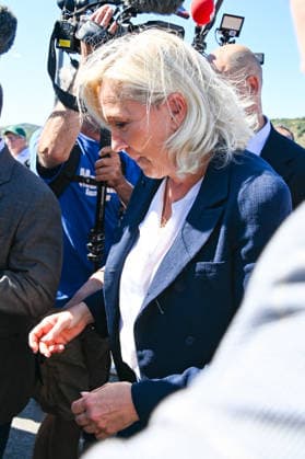 Marine Le Pen, the National Rally’s presidential candidate, accompanied by Julien Rancoule, National Rally member of Congress for the 3rd Limoux-Castelnaudary district, and Victor Chabert, director of the National Rally’s press office, visited the disaster-stricken village of Pomas in the Aude department, this Friday, September 18, 2026, following a tornado that struck in late August. Valérian Wagner Bestimage Marine Le Pen, the National Rally candidate for the presidency, accompanied by Julien Rancoule, RN MP for the 3rd constituency of Aude—Limoux Castelnaudary, and Victor Chabert, Director of the National Rally press office, visits the storm-ravaged village of Pomas in the Aude department this Friday, September 18, 2026, following a tor Copyright: xValà rianxWagner BestimagexValà rianxWagner Bestimagex