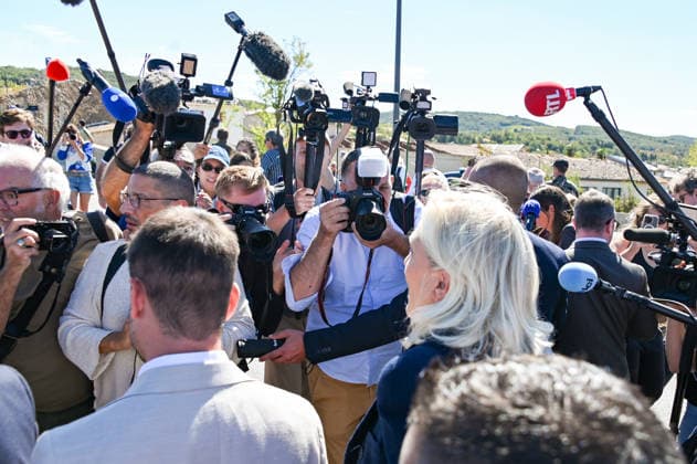 Marine Le Pen, the National Rally’s presidential candidate, accompanied by Julien Rancoule, National Rally member of Congress for the 3rd Limoux-Castelnaudary district, and Victor Chabert, director of the National Rally’s press office, visited the disaster-stricken village of Pomas in the Aude department, this Friday, September 18, 2026, following a tornado that struck in late August. Valérian Wagner Bestimage Marine Le Pen, the National Rally candidate for the presidency, accompanied by Julien Rancoule, RN MP for the 3rd constituency of Aude—Limoux Castelnaudary, and Victor Chabert, Director of the National Rally press office, visits the storm-ravaged village of Pomas in the Aude department this Friday, September 18, 2026, following a tor Copyright: xValà rianxWagner BestimagexValà rianxWagner Bestimagex