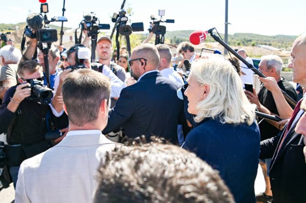 Marine Le Pen, the National Rally’s candidate for the presidency of the Republic, accompanied by Julien Rancoule, National Rally deputy for the 3rd Limoux-Castelnaudary district, and Victor Chabert, director of the National Rally’s press office, visited the disaster-stricken village of Pomas in the Aude department, this Friday, September 18, 2026, following a tornado that struck in late August. Valérian Wagner Bestimage Marine Le Pen, the National Rally candidate for the presidency, accompanied by Julien Rancoule, RN MP for the 3rd constituency of Aude—Limoux Castelnaudary, and Victor Chabert, Director of the National Rally press office, visits the storm-ravaged village of Pomas in the Aude department this Friday, September 18, 2026, follo Copyright: xValà rianxWagner BestimagexValà rianxWagner Bestimagex