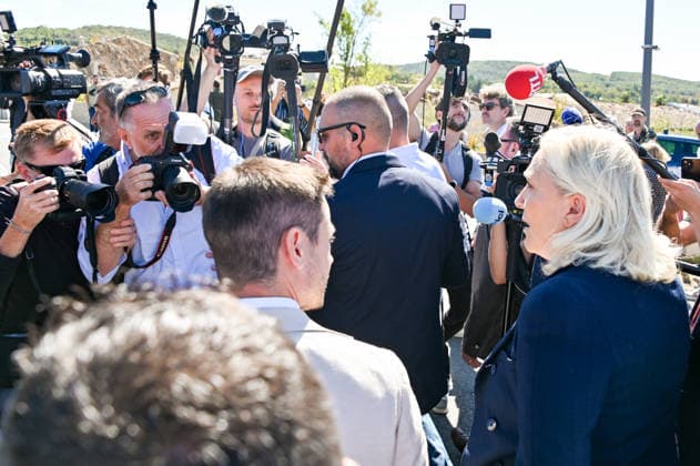 Marine Le Pen, the National Rally’s candidate for the presidency of the Republic, accompanied by Julien Rancoule, National Rally deputy for the 3rd Limoux-Castelnaudary district, and Victor Chabert, director of the National Rally’s press office, visited the disaster-stricken village of Pomas in the Aude department, this Friday, September 18, 2026, following a tornado that struck in late August. Valérian Wagner Bestimage Marine Le Pen, the National Rally candidate for the presidency, accompanied by Julien Rancoule, RN MP for the 3rd constituency of Aude—Limoux Castelnaudary, and Victor Chabert, Director of the National Rally press office, visits the storm-ravaged village of Pomas in the Aude department this Friday, September 18, 2026, follo Copyright: xValà rianxWagner BestimagexValà rianxWagner Bestimagex