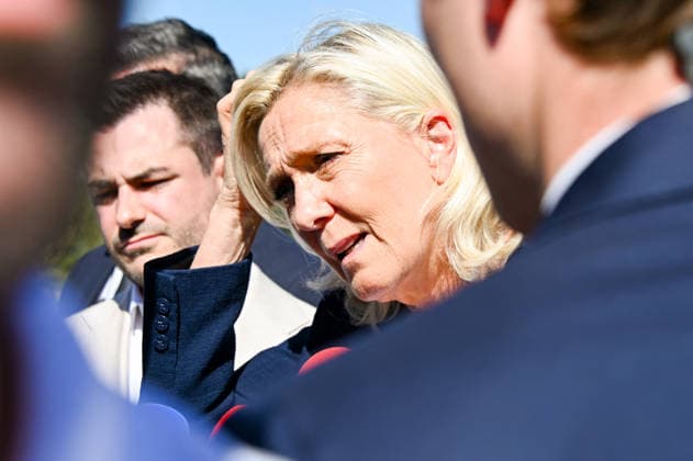 Marine Le Pen, the National Rally’s candidate for the presidency of the Republic, accompanied by Julien Rancoule, National Rally deputy for the 3rd Limoux-Castelnaudary district, and Victor Chabert, director of the National Rally’s press office, visited the disaster-stricken village of Pomas in the Aude department, this Friday, September 18, 2026, following a tornado that struck in late August. Valérian Wagner Bestimage Marine Le Pen, the National Rally candidate for the presidency, accompanied by Julien Rancoule, RN MP for the 3rd constituency of Aude—Limoux Castelnaudary, and Victor Chabert, Director of the National Rally press office, visits the storm-ravaged village of Pomas in the Aude department this Friday, September 18, 2026, follo Copyright: xValà rianxWagner BestimagexValà rianxWagner Bestimagex