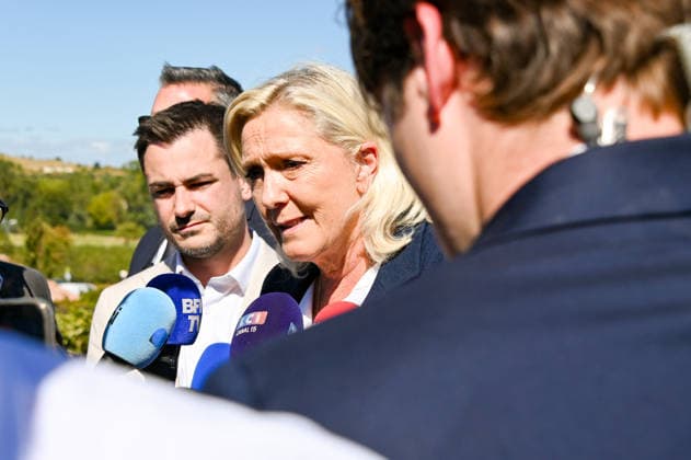 Marine Le Pen, the National Rally’s candidate for the presidency of the Republic, accompanied by Julien Rancoule, National Rally deputy for the 3rd Limoux-Castelnaudary district, and Victor Chabert, director of the National Rally’s press office, visited the disaster-stricken village of Pomas in the Aude department, this Friday, September 18, 2026, following a tornado that struck in late August. Valérian Wagner Bestimage Marine Le Pen, the National Rally candidate for the presidency, accompanied by Julien Rancoule, RN MP for the 3rd constituency of Aude—Limoux Castelnaudary, and Victor Chabert, Director of the National Rally press office, visits the storm-ravaged village of Pomas in the Aude department this Friday, September 18, 2026, follo Copyright: xValà rianxWagner BestimagexValà rianxWagner Bestimagex