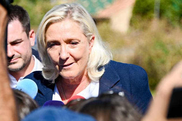Marine Le Pen, the National Rally’s candidate for the presidency of the Republic, accompanied by Julien Rancoule, National Rally deputy for the 3rd Limoux-Castelnaudary district, and Victor Chabert, director of the National Rally’s press office, visited the disaster-stricken village of Pomas in the Aude department, this Friday, September 18, 2026, following a tornado that struck in late August. Valérian Wagner Bestimage Marine Le Pen, the National Rally candidate for the presidency, accompanied by Julien Rancoule, RN MP for the 3rd constituency of Aude—Limoux Castelnaudary, and Victor Chabert, Director of the National Rally press office, visits the storm-ravaged village of Pomas in the Aude department this Friday, September 18, 2026, follo Copyright: xValà rianxWagner BestimagexValà rianxWagner Bestimagex