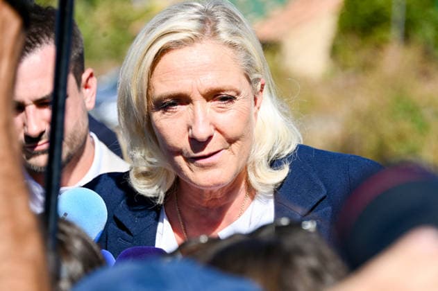 Marine Le Pen, the National Rally’s candidate for the presidency of the Republic, accompanied by Julien Rancoule, National Rally deputy for the 3rd Limoux-Castelnaudary district, and Victor Chabert, director of the National Rally’s press office, visited the disaster-stricken village of Pomas in the Aude department, this Friday, September 18, 2026, following a tornado that struck in late August. Valérian Wagner Bestimage Marine Le Pen, the National Rally candidate for the presidency, accompanied by Julien Rancoule, RN MP for the 3rd constituency of Aude—Limoux Castelnaudary, and Victor Chabert, Director of the National Rally press office, visits the storm-ravaged village of Pomas in the Aude department this Friday, September 18, 2026, follo Copyright: xValà rianxWagner BestimagexValà rianxWagner Bestimagex