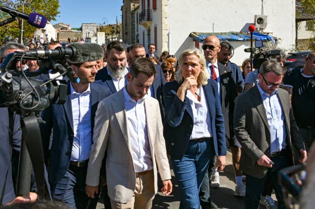 Marine Le Pen, the National Rally’s candidate for the presidency of the Republic, accompanied by Julien Rancoule, National Rally deputy for the 3rd Limoux-Castelnaudary district, and Victor Chabert, director of the National Rally’s press office, visited the disaster-stricken village of Pomas in the Aude department, this Friday, September 18, 2026, following a tornado that struck in late August. Valérian Wagner Bestimage Marine Le Pen, the National Rally candidate for the presidency, accompanied by Julien Rancoule, RN MP for the 3rd constituency of Aude—Limoux Castelnaudary, and Victor Chabert, Director of the National Rally press office, visits the storm-ravaged village of Pomas in the Aude department this Friday, September 18, 2026, follo Copyright: xValà rianxWagner BestimagexValà rianxWagner Bestimagex