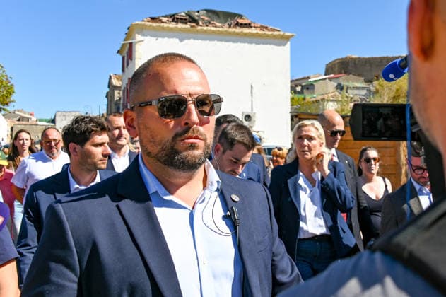 Marine Le Pen, the National Rally’s candidate for the presidency of the Republic, accompanied by Julien Rancoule, National Rally deputy for the 3rd Limoux-Castelnaudary district, and Victor Chabert, director of the National Rally’s press office, visited the disaster-stricken village of Pomas in the Aude department, this Friday, September 18, 2026, following a tornado that struck in late August. Valérian Wagner Bestimage Marine Le Pen, the National Rally candidate for the presidency, accompanied by Julien Rancoule, RN MP for the 3rd constituency of Aude—Limoux Castelnaudary, and Victor Chabert, Director of the National Rally press office, visits the storm-ravaged village of Pomas in the Aude department this Friday, September 18, 2026, follo Copyright: xValà rianxWagner BestimagexValà rianxWagner Bestimagex