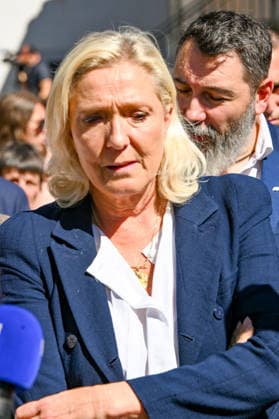 Marine Le Pen, the National Rally’s candidate for the presidency of the Republic, accompanied by Julien Rancoule, National Rally deputy for the 3rd Limoux-Castelnaudary district, and Victor Chabert, director of the National Rally’s press office, visited the disaster-stricken village of Pomas in the Aude department, this Friday, September 18, 2026, following a tornado that struck in late August. Valérian Wagner Bestimage Marine Le Pen, the National Rally candidate for the presidency, accompanied by Julien Rancoule, RN MP for the 3rd constituency of Aude—Limoux Castelnaudary, and Victor Chabert, Director of the National Rally press office, visits the storm-ravaged village of Pomas in the Aude department this Friday, September 18, 2026, follo Copyright: xValà rianxWagner BestimagexValà rianxWagner Bestimagex