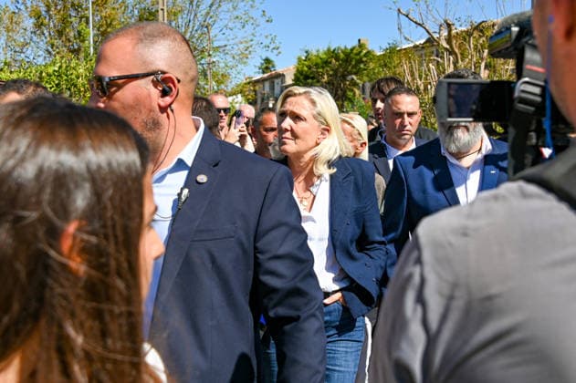Marine Le Pen, the National Rally’s candidate for the presidency of the Republic, accompanied by Julien Rancoule, National Rally deputy for the 3rd Limoux-Castelnaudary district, and Victor Chabert, director of the National Rally’s press office, visited the disaster-stricken village of Pomas in the Aude department, this Friday, September 18, 2026, following a tornado that struck in late August. Valérian Wagner Bestimage Marine Le Pen, the National Rally candidate for the presidency, accompanied by Julien Rancoule, RN MP for the 3rd constituency of Aude—Limoux Castelnaudary, and Victor Chabert, Director of the National Rally press office, visits the storm-ravaged village of Pomas in the Aude department this Friday, September 18, 2026, follo Copyright: xValà rianxWagner BestimagexValà rianxWagner Bestimagex