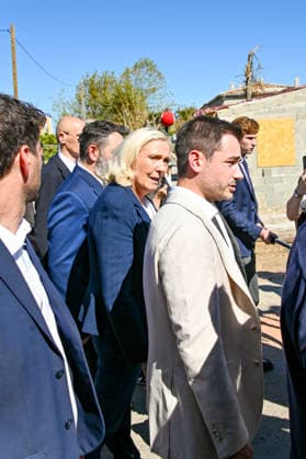 Marine Le Pen, the National Rally’s candidate for the presidency of the Republic, accompanied by Julien Rancoule, National Rally deputy for the 3rd Limoux-Castelnaudary district, and Victor Chabert, director of the National Rally’s press office, visited the disaster-stricken village of Pomas in the Aude department, this Friday, September 18, 2026, following a tornado that struck in late August. Valérian Wagner Bestimage Marine Le Pen, the National Rally candidate for the presidency, accompanied by Julien Rancoule, RN MP for the 3rd constituency of Aude—Limoux Castelnaudary, and Victor Chabert, Director of the National Rally press office, visits the storm-ravaged village of Pomas in the Aude department this Friday, September 18, 2026, follo Copyright: xValà rianxWagner BestimagexValà rianxWagner Bestimagex