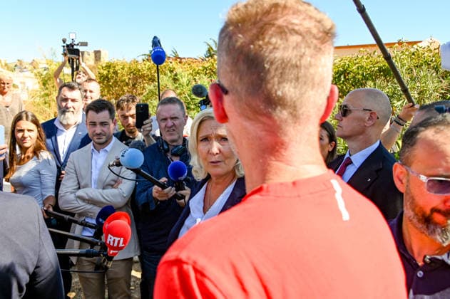 Marine Le Pen, the National Rally’s candidate for the presidency of the Republic, accompanied by Julien Rancoule, National Rally deputy for the 3rd Limoux-Castelnaudary district, and Victor Chabert, director of the National Rally’s press office, visited the disaster-stricken village of Pomas in the Aude department, this Friday, September 18, 2026, following a tornado that struck in late August. Valérian Wagner Bestimage Marine Le Pen, the National Rally candidate for the presidency, accompanied by Julien Rancoule, RN MP for the 3rd constituency of Aude—Limoux Castelnaudary, and Victor Chabert, Director of the National Rally press office, visits the storm-ravaged village of Pomas in the Aude department this Friday, September 18, 2026, follo Copyright: xValà rianxWagner BestimagexValà rianxWagner Bestimagex