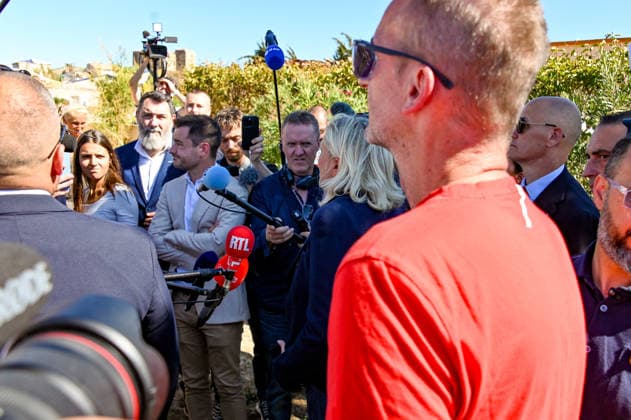 Marine Le Pen, the National Rally’s candidate for the presidency of the Republic, accompanied by Julien Rancoule, National Rally member of the National Assembly representing the 3rd Limoux-Castelnaudary district, and Victor Chabert, director of the National Rally’s press office, visited the disaster-stricken village of Pomas in the Aude department, this Friday, September 18, 2026, following a tornado that struck in late August. Valérian Wagner Bestimage Marine Le Pen, the National Rally candidate for the presidency, accompanied by Julien Rancoule, RN MP for the 3rd constituency of Aude—Limoux Castelnaudary, and Victor Chabert, director of the National Rally press office, visits the storm-ravaged village of Pomas in the Aude department this Copyright: xValà rianxWagner BestimagexValà rianxWagner Bestimagex