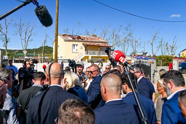 Marine Le Pen, the National Rally’s candidate for the presidency of the Republic, accompanied by Julien Rancoule, National Rally member of the National Assembly representing the 3rd Limoux-Castelnaudary district, and Victor Chabert, director of the National Rally’s press office, visited the disaster-stricken village of Pomas in the Aude department, this Friday, September 18, 2026, following a tornado that struck in late August. Valérian Wagner Bestimage Marine Le Pen, the National Rally candidate for the presidency, accompanied by Julien Rancoule, RN MP for the 3rd constituency of Aude—Limoux Castelnaudary, and Victor Chabert, director of the National Rally press office, visits the storm-ravaged village of Pomas in the Aude department this Copyright: xValà rianxWagner BestimagexValà rianxWagner Bestimagex