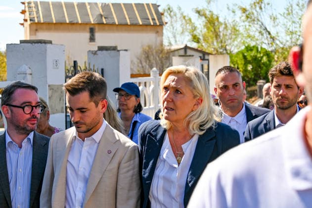 Marine Le Pen, the National Rally’s candidate for the presidency of the Republic, accompanied by Julien Rancoule, National Rally member of the National Assembly representing the 3rd Limoux-Castelnaudary district, and Victor Chabert, director of the National Rally’s press office, visited the disaster-stricken village of Pomas in the Aude department, this Friday, September 18, 2026, following a tornado that struck in late August. Valérian Wagner Bestimage Marine Le Pen, the National Rally candidate for the presidency, accompanied by Julien Rancoule, RN MP for the 3rd constituency of Aude—Limoux Castelnaudary, and Victor Chabert, director of the National Rally press office, visits the storm-ravaged village of Pomas in the Aude department this Copyright: xValà rianxWagner BestimagexValà rianxWagner Bestimagex