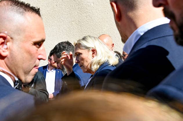 Marine Le Pen, the National Rally’s candidate for the presidency of the Republic, accompanied by Julien Rancoule, National Rally member of the National Assembly representing the 3rd Limoux-Castelnaudary district, and Victor Chabert, director of the National Rally’s press office, visited the disaster-stricken village of Pomas in the Aude department, this Friday, September 18, 2026, following a tornado that struck in late August. Valérian Wagner Bestimage Marine Le Pen, the National Rally candidate for the presidency, accompanied by Julien Rancoule, RN MP for the 3rd constituency of Aude—Limoux Castelnaudary, and Victor Chabert, director of the National Rally press office, visits the storm-ravaged village of Pomas in the Aude department this Copyright: xValà rianxWagner BestimagexValà rianxWagner Bestimagex