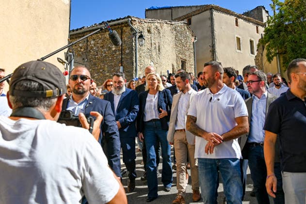 Marine Le Pen, the National Rally’s candidate for the presidency of the Republic, accompanied by Julien Rancoule, National Rally member of the National Assembly representing the 3rd Limoux-Castelnaudary district, and Victor Chabert, director of the National Rally’s press office, visited the disaster-stricken village of Pomas in the Aude department, this Friday, September 18, 2026, following a tornado that struck in late August. Valérian Wagner Bestimage Marine Le Pen, the National Rally candidate for the presidency, accompanied by Julien Rancoule, RN MP for the 3rd constituency of Aude—Limoux Castelnaudary, and Victor Chabert, director of the National Rally press office, visits the storm-ravaged village of Pomas in the Aude department this Copyright: xValà rianxWagner BestimagexValà rianxWagner Bestimagex