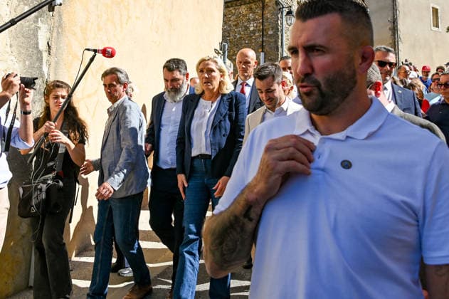Marine Le Pen, the National Rally’s candidate for the presidency of the Republic, accompanied by Julien Rancoule, National Rally member of the National Assembly representing the 3rd Limoux-Castelnaudary district, and Victor Chabert, director of the National Rally’s press office, visited the disaster-stricken village of Pomas in the Aude department, this Friday, September 18, 2026, following a tornado that struck in late August. Valérian Wagner Bestimage Marine Le Pen, the National Rally candidate for the presidency, accompanied by Julien Rancoule, RN MP for the 3rd constituency of Aude—Limoux Castelnaudary, and Victor Chabert, director of the National Rally press office, visits the storm-ravaged village of Pomas in the Aude department this Copyright: xValà rianxWagner BestimagexValà rianxWagner Bestimagex