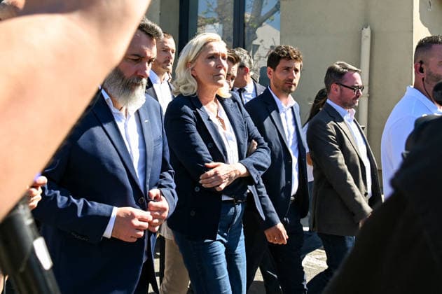 Marine Le Pen, the National Rally’s candidate for the presidency of the Republic, accompanied by Julien Rancoule, National Rally member of the National Assembly representing the 3rd Limoux-Castelnaudary district, and Victor Chabert, director of the National Rally’s press office, visited the disaster-stricken village of Pomas in the Aude department, this Friday, September 18, 2026, following a tornado that struck in late August. Valérian Wagner Bestimage Marine Le Pen, the National Rally candidate for the presidency, accompanied by Julien Rancoule, RN MP for the 3rd constituency of Aude—Limoux Castelnaudary, and Victor Chabert, director of the National Rally press office, visits the storm-ravaged village of Pomas in the Aude department this Copyright: xValà rianxWagner BestimagexValà rianxWagner Bestimagex