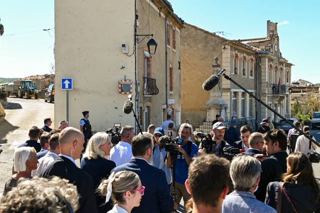 Marine Le Pen, the National Rally’s candidate for the presidency of the Republic, accompanied by Julien Rancoule, National Rally member of the National Assembly representing the 3rd Limoux-Castelnaudary district, and Victor Chabert, director of the National Rally’s press office, visited the disaster-stricken village of Pomas in the Aude department, this Friday, September 18, 2026, following a tornado that struck in late August. Valérian Wagner Bestimage Marine Le Pen, the National Rally candidate for the presidency, accompanied by Julien Rancoule, RN MP for the 3rd constituency of Aude—Limoux Castelnaudary, and Victor Chabert, director of the National Rally press office, visits the storm-ravaged village of Pomas in the Aude department this Copyright: xValà rianxWagner BestimagexValà rianxWagner Bestimagex