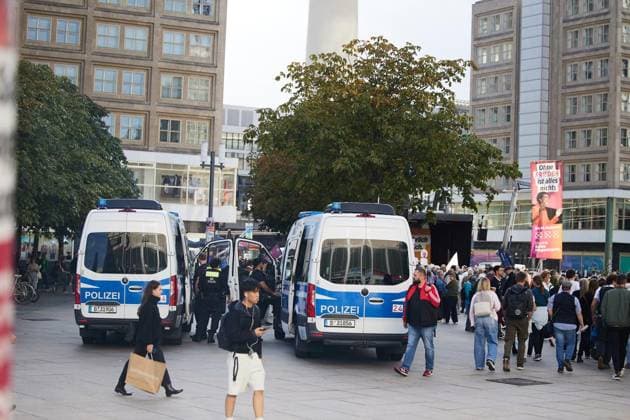 Campaign Wrap-Up: Die Linke ** FOR EDITORIAL USE ONLY ** EDITORIAL USE ONLY ** p Police officers secure the closing campaign rally of the Bündnis Sahra Wagenknecht (BSW) party on Alexanderplatz. This coming Sunday, a new House of Representatives will be elected. Germany, Berlin. Copyright JörgxCarstensen Copyright: JörgxCarstensen doc87nny679qme1mlyhihmo ,EDITORIAL USE ONLY Copyright: JörgxCarstensen