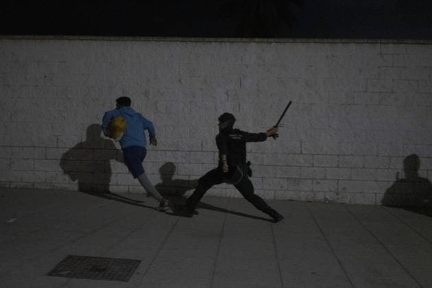 Migrants relocated from Ceuta beaches in Spain CEUTA, SPAIN - SEPTEMBER 18: A Civil Guard officer strikes a young migrant with a baton during a transfer operation to the Port of Ceuta in Ceuta, Spain, on September 18, 2026. Police transfer approximately 1,700 migrants from Trampolin and Benitez beaches to new facilities at the Port of Ceuta amid heightened tensions marked by a stampede, police baton strikes, shots fired into the air and several injuries. Jose Colon Anadolu Ceuta Spain. Editorial use only. Please get in touch for any other usage.  Copyright: x2026xAnadoluxJosexColonx
