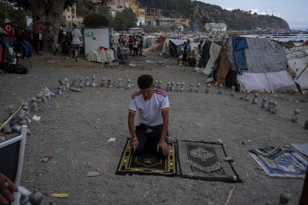 Migrants relocated from Ceuta beaches in Spain CEUTA, SPAIN - SEPTEMBER 18: A man prays as police transfer approximately 1,700 migrants from Trampolín and Benitez beaches to new facilities at the port of Ceuta amid heightened tensions, including a stampede, police baton strikes, shots fired into the air and several injuries, in Ceuta, Spain, on September 18, 2026. Jose Colon Anadolu Ceuta Spain. Editorial use only. Please get in touch for any other usage.  Copyright: x2026xAnadoluxJosexColonx