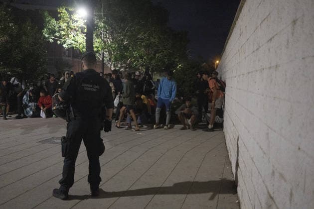 Migrants relocated from Ceuta beaches in Spain CEUTA, SPAIN - SEPTEMBER 18: Police officers contain migrants during a transfer operation from Trampolin and Benitez beaches to new facilities at the Port of Ceuta in Ceuta, Spain, on September 18, 2026. Police transfer approximately 1,700 migrants amid heightened tensions marked by a stampede, police baton strikes, shots fired into the air and several injuries. Jose Colon Anadolu Ceuta Spain. Editorial use only. Please get in touch for any other usage.  Copyright: x2026xAnadoluxJosexColonx