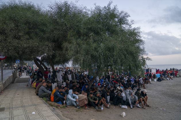 Migrants relocated from Ceuta beaches in Spain CEUTA, SPAIN - SEPTEMBER 18: Police officers contain migrants during a transfer operation from Trampolin and Benitez beaches to new facilities at the Port of Ceuta in Ceuta, Spain, on September 18, 2026. Police transfer approximately 1,700 migrants amid heightened tensions marked by a stampede, police baton strikes, shots fired into the air and several injuries. Jose Colon Anadolu Ceuta Spain. Editorial use only. Please get in touch for any other usage.  Copyright: x2026xAnadoluxJosexColonx