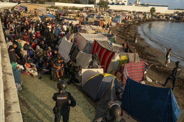 Migrants relocated from Ceuta beaches in Spain CEUTA, SPAIN - SEPTEMBER 18: Police officers contain migrants during a transfer operation from Trampolin and Benitez beaches to new facilities at the Port of Ceuta in Ceuta, Spain, on September 18, 2026. Police transfer approximately 1,700 migrants amid heightened tensions marked by a stampede, police baton strikes, shots fired into the air and several injuries. Jose Colon Anadolu Ceuta Spain. Editorial use only. Please get in touch for any other usage.  Copyright: x2026xAnadoluxJosexColonx