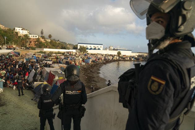 Migrants relocated from Ceuta beaches in Spain CEUTA, SPAIN - SEPTEMBER 18: Police officers contain migrants during a transfer operation from Trampolin and Benitez beaches to new facilities at the Port of Ceuta in Ceuta, Spain, on September 18, 2026. Police transfer approximately 1,700 migrants amid heightened tensions marked by a stampede, police baton strikes, shots fired into the air and several injuries. Jose Colon Anadolu Ceuta Spain. Editorial use only. Please get in touch for any other usage.  Copyright: x2026xAnadoluxJosexColonx