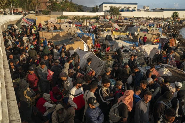 Migrants relocated from Ceuta beaches in Spain CEUTA, SPAIN - SEPTEMBER 18: Police officers contain migrants during a transfer operation from Trampolin and Benitez beaches to new facilities at the Port of Ceuta in Ceuta, Spain, on September 18, 2026. Police transfer approximately 1,700 migrants amid heightened tensions marked by a stampede, police baton strikes, shots fired into the air and several injuries. Jose Colon Anadolu Ceuta Spain. Editorial use only. Please get in touch for any other usage.  Copyright: x2026xAnadoluxJosexColonx