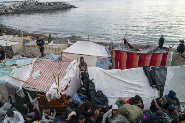 Migrants relocated from Ceuta beaches in Spain CEUTA, SPAIN - SEPTEMBER 18: Police officers contain migrants during a transfer operation from Trampolin and Benitez beaches to new facilities at the Port of Ceuta in Ceuta, Spain, on September 18, 2026. Police transfer approximately 1,700 migrants amid heightened tensions marked by a stampede, police baton strikes, shots fired into the air and several injuries. Jose Colon Anadolu Ceuta Spain. Editorial use only. Please get in touch for any other usage.  Copyright: x2026xAnadoluxJosexColonx