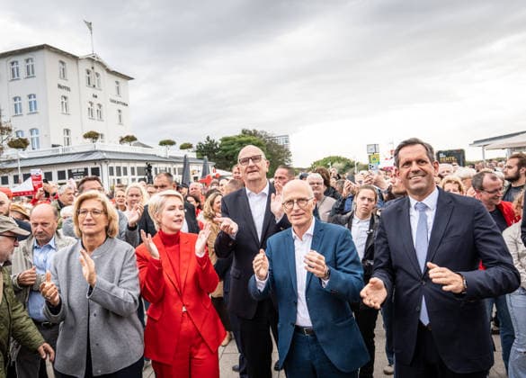 Current SPD Minister Presidents Olaf Lies, Anke Rehlinger, Manuela Schwesig, Dietmar Woidke, and Hamburg’s First Mayor Peter Tschentscher gathered in Warnemünde for the SPD’s closing rally at the Warnemünde Lighthouse ahead of the state election in Mecklenburg-Western Pomerania, Rostock-Warnemünde, Mecklenburg-Western Pomerania, Germany, Lighthouse