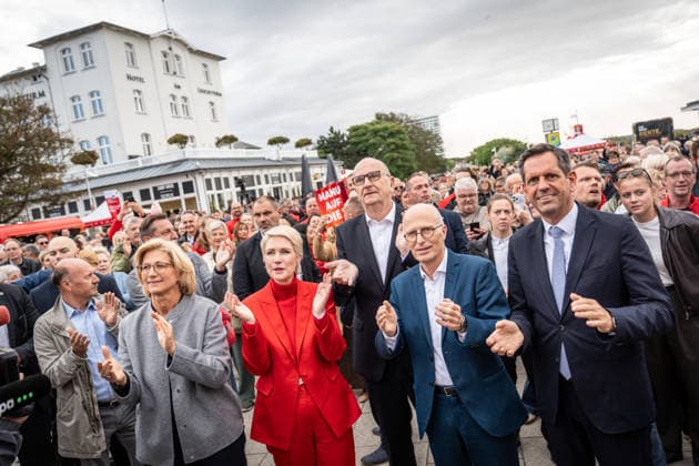 Current SPD Minister Presidents Olaf Lies, Anke Rehlinger, Manuela Schwesig, Dietmar Woidke, and Hamburg’s First Mayor Peter Tschentscher together in Warnemünde at the SPD’s closing rally at the Warnemünde Lighthouse for the state election in Mecklenburg-Western Pomerania, Rostock-Warnemünde, Mecklenburg-Western Pomerania, Germany, Lighthouse