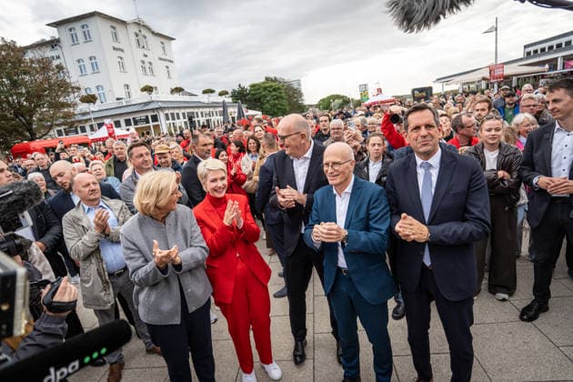 Current SPD Minister Presidents Olaf Lies, Anke Rehlinger, Manuela Schwesig, Dietmar Woidke, and Hamburg’s First Mayor Peter Tschentscher together in Warnemünde at the SPD’s closing rally at the Warnemünde Lighthouse for the state election in Mecklenburg-Western Pomerania, Rostock-Warnemünde, Mecklenburg-Western Pomerania, Germany, Lighthouse