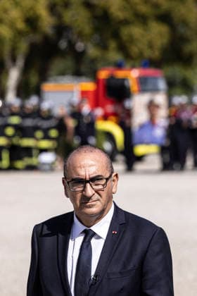 Laurent Nunez Presides Over A Tribute To Two Firefighters Who Died In Wildfires - Bordeaux Bordeaux, Gironde, Nouvelle-Aquitaine, France, September 18, 2026. French Interior Minister Laurent Nunez reviews the firefighters ahead of his speech during the national tribute to adjudants Anthony Berthome and Wilfried Schmitter at Place des Quinconces in Bordeaux. Photo by Stephane Duprat ABACAPRESS.COM Bordeaux NOUVELLE-AQUITAINE France  Copyright: xDupratxStephane ABACAx