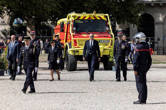 Laurent Nunez Presides Over A Tribute To Two Firefighters Who Died In Wildfires - Bordeaux Bordeaux, Gironde, Nouvelle-Aquitaine, France, 18 September 2026. French Interior Minister Laurent Nunez presides over a national tribute in honour of adjudants Anthony Berthome and Wilfried Schmitter, two professional firefighters from the Saint-Medard-en-Jalles fire and rescue centre, who died on 21 July 2026 while fighting a violent forest fire near Bordeaux-Merignac Airport. The ceremony takes place on Place des Quinconces in Bordeaux, where the two firefighters are posthumously awarded the Legion d’honneur and the Medaille de la securite interieure. Photo by Stephane Duprat ABACAPRESS.COM Bordeaux NOUVELLE-AQUITAINE France  Copyright: xDupratxStephane ABACAx