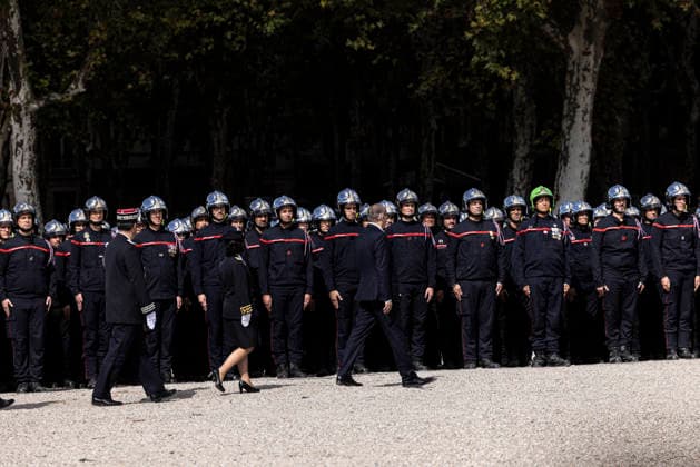 Laurent Nunez Presides Over A Tribute To Two Firefighters Who Died In Wildfires - Bordeaux Bordeaux, Gironde, Nouvelle-Aquitaine, France, September 18, 2026. French Interior Minister Laurent Nunez reviews the firefighters ahead of his speech during the national tribute to adjudants Anthony Berthome and Wilfried Schmitter at Place des Quinconces in Bordeaux. Photo by Stephane Duprat ABACAPRESS.COM Bordeaux NOUVELLE-AQUITAINE France  Copyright: xDupratxStephane ABACAx